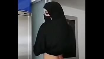 Tante Berjilbab Montok Dengan Payudara Besar Melakukan Tarian Telanjang