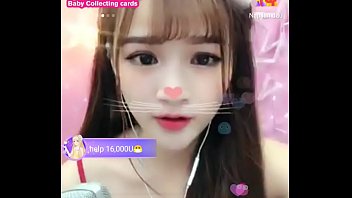 Gadis Asia Imut Bercanda Mesra Di Uplive