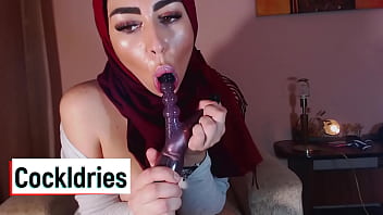 Gadis Berhijab Arab Yang Mahir Mengulum Kontol