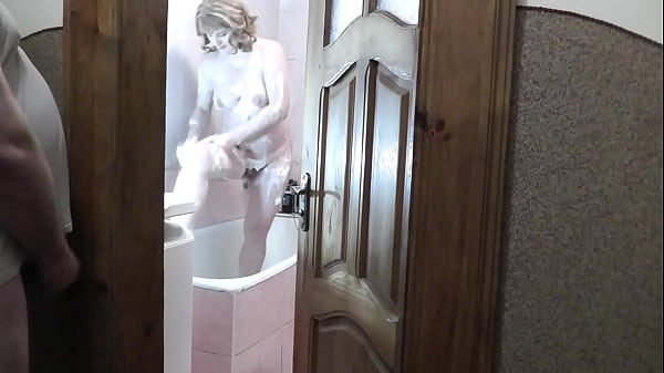 Putri Tiriku Mandi, Ayah Tiriku Mengintip, Meremas Batang Dan Memercikkan Air Panas Di Bawah Pintu Kamar Mandi.