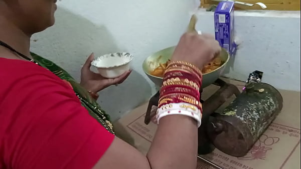 किचन स्टैंड पर चिकन बनाती मैड को जोरदार चोदा – गर्म हिंदी आवाज में