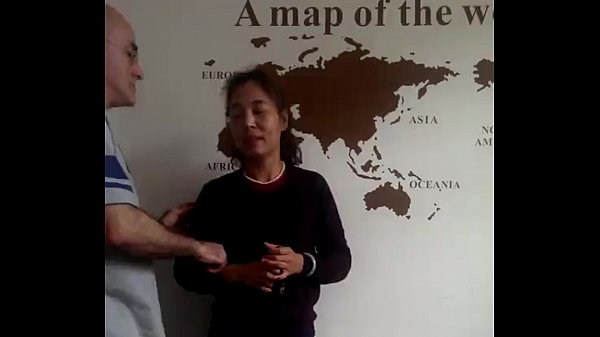 Seorang Bule Panas Dan Istrinya Yang Seksi Dari Tiongkok, Bersama Pemuda Lokal, Berpetualang Liar Di Tiga Baris Kursi Bioskop Dongguan