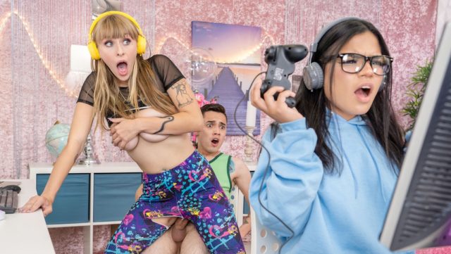 Streamer Seksi Ini Tuntas Menggoda Di Layar