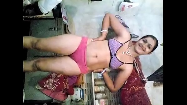 Desi Gadis Panas Bergoyang Dengan Lagu Yang Bikin Bergairah