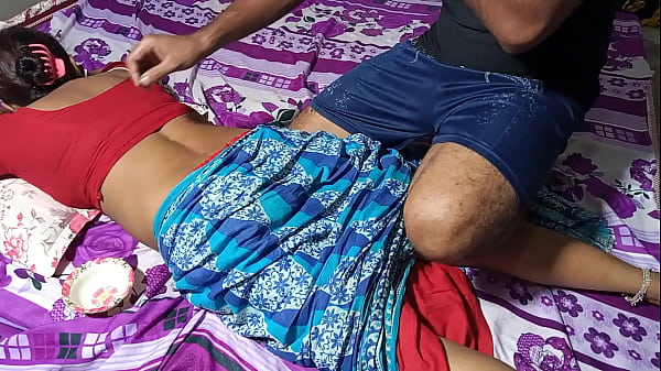 दोस्त की गर्म माँ ने मालिश के बहाने मेरी लंड को अपनी चूत में घुसाकर जोरदार चोदा – साफ हिंदी आवाज में