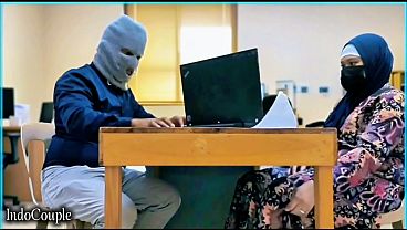 Istri Berhijab Yang Nakal Menggoda Rekan Kantor, Sekretaris Genit Itu Lagi Asyik Memuaskan Nafsunya Dengan Vibrator Kesayangan.