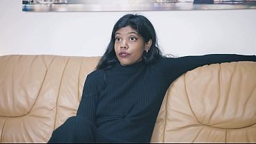Mantan Pembawa Acara Tv Desi Devi Menggoda Di Sofa Casting Kami