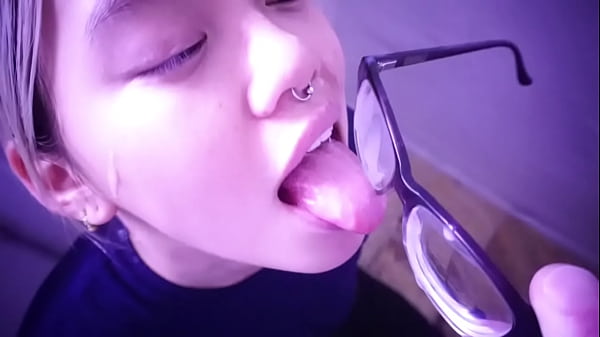 Budak Asia Tak Sabar Menunggu Tuannya; Dia Menjilat Bekas Air Mani Di Kacamatanya. Tonton Video Lengkapnya Di Sabelarsene.com