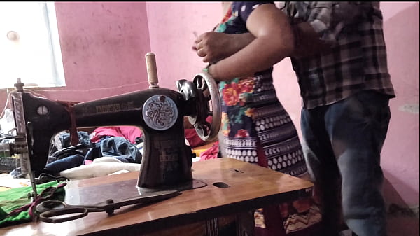 देसी भाभी को सिलाई के बहाने अंकल ने चोदकर रख दिया