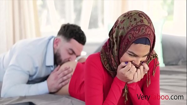 Maya Farrell: Gadis Hijab Perawan Yang Tergoda Langkah Kakak Tirinya
