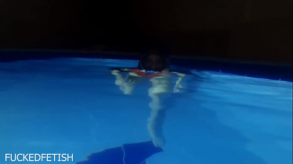 Helen Bintang, Topeng Malam Mengemudi Dengan Baju Renang Seksi Di Kolam