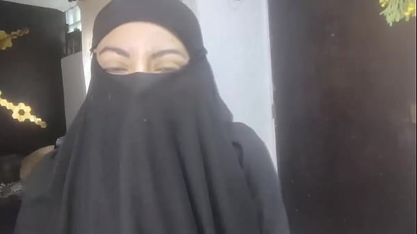 Istri Arab Amatir Yang Sangat Bergairah Semburkan Cairan Di Niqabnya, Masturbasi Saat Suami Sedang Sholat