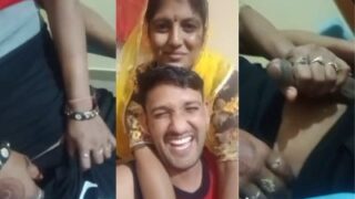 Bhabhi Tua Mengocok Kontol Devar Dalam Film Porno Rajasthan