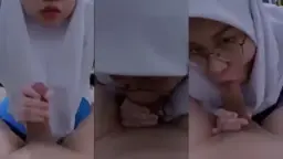 Gadis Berjilbab Berkacamata Mengisap Kontol