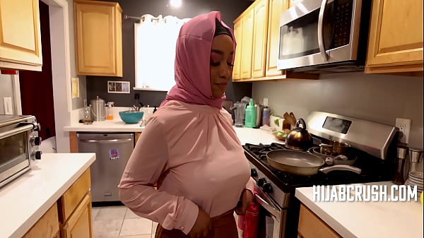 Lily Starfire, Perempuan Berhijab Dengan Tubuh Berlekuk Yang Mahir Menggoyang