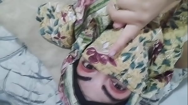 Istri Arab Berhijab Menggairahkan Masturbasi Semburkan Memek Basah Orgasme Saat Suami Salat Di Ruang Lain