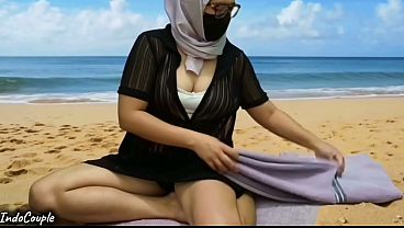 Muslimah Berhijab Berani Bercinta Di Pantai Terbuka Dengan Pria Tak Dikenal
