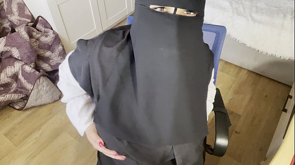 Wanita Turki Bermata Nakal, Jilbabnya Basah, Jari-jarinya Main Di Balik Ketatnya Pantyhose.