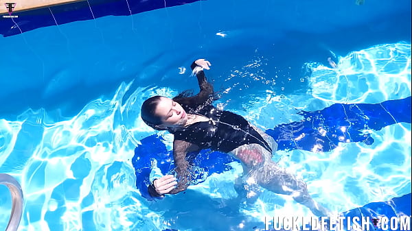 Jessica Kelinci Basah Di Kolam Renang