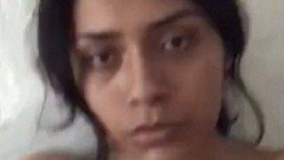 Cewek India Cantik Di Instagram Lagi Mainin Memeknya Sendiri