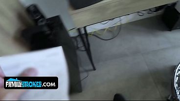 Anak Tiri Cewek Latin Menggoda Ayah Tirinya Dengan Tubuh Mulus Dan Seksi