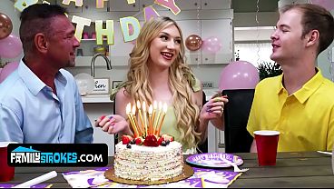 Anak Tiri Mungil Dengan Tetek Alami, Daisy Lavoy, Menggoda Dan Nunggingin Bokap Tirinya.