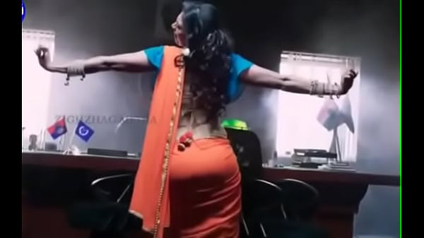 Mukena Terbuka, Pantat Desi Nungging Di Balik Kain Basah