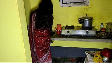 Devar Ngeliat Bhabhi Sendirian Di Dapur, Langsung Hajar Chutnya Sampe Basah.