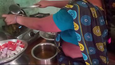 Ibu Rumah Tangga India Main Masak-masak Sambil Colok-colokan Sama Pacar.