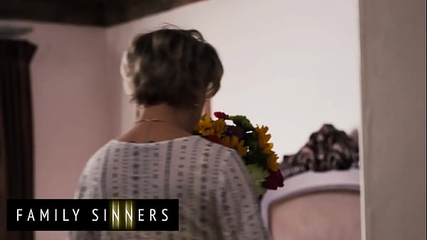 Keluarga Berdosa – Ibu Tiri Nakal Dee Williams Ajari Anak Tirinya Robby Echo Cara Makan Dan Ngewe Memek Perempuan Sejati