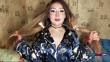 Gadis Gemuk Rusia Dengan Paha Gede Mainin Memek Sempitnya Pakai Dildo Di Dalem