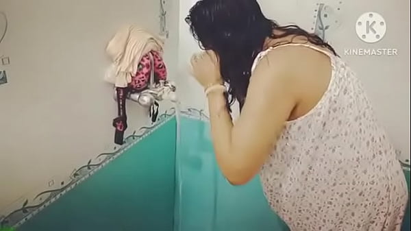 Desi Lagi Mandi, Basah-basahin Tubuh, Bikin Pengen Lihat Lebih Dalam.