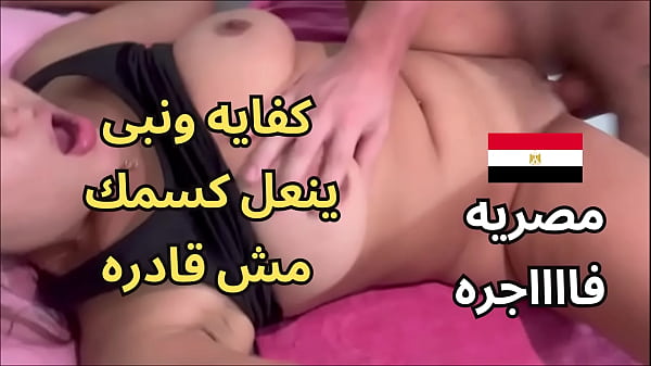 سكس عربي نار، واقفة ع البلكونة وبتدعك كسي في السور، جوز جارتي شافني ونزل ناكني، كنت مبلولة ومش قادرة أتمالك.