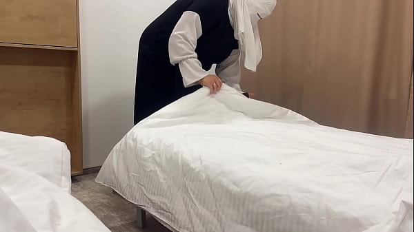 Gadis Arab Nakal Goda Tamu Hotel Di Kamar Pakai Memek Sempitnya Yang Basah