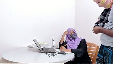 Bankir Hijab Montok Digarap Abis-abisan Sama Petani Desa, Crot Di Mana-mana, Desi Chudai Panas