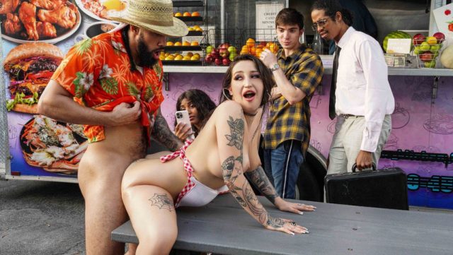 Brazzers – Tukang Makanan Jalanan Sajikan Pantat Gede Berminyak.