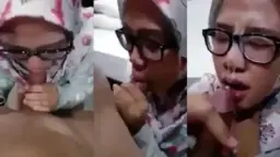 Jilbab Berkacamata Kena Pancuran Air Mani Di Muka, Ngeres Banget.