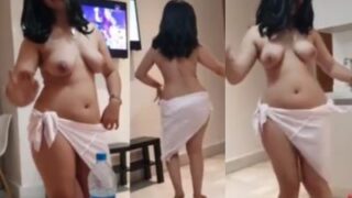 Ngentot Panas, Cewek Seksi Goyang Bugil Diiringi Lagu Bollywood Bikin Makin Basah.