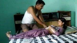 Pembantu India Nyempol Susu Di Rumah