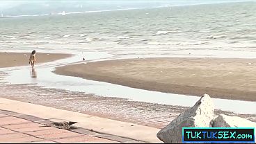 Gadis Thailand Dijemput Di Pantai, Siap Digaruk Bule Kontol Gede.