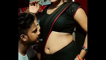 Desi Bhabhi Saree Khol Ke Navel Chatai, Garmi Ka Romance