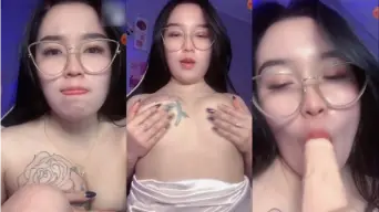 Host Berkacamata Nakal, Bibir Basah Kepengin Ngemut Batangmu Yang Keras.