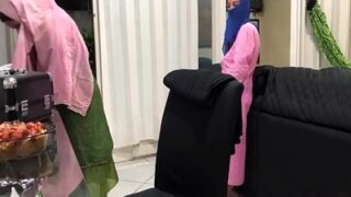 Si Brengsek Itu Coli Di Depan Anak Tiri Berhijabnya.