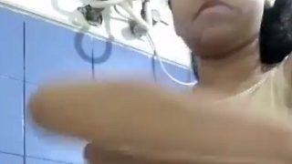 Tontonan Bugil Di Kamar Mandi Bikin Makin Basah.