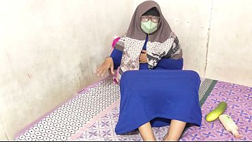 Cewek Hijab Indonesia Lagi Mainin Memeknya Sampe Basah