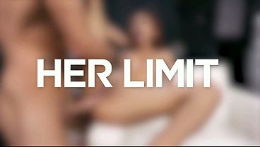 Cewek Asia Langsing Pake Lingerie Pink, Badan Dilumuri Minyak, Dimasukin Kontol Keras Sampe Njerit.
