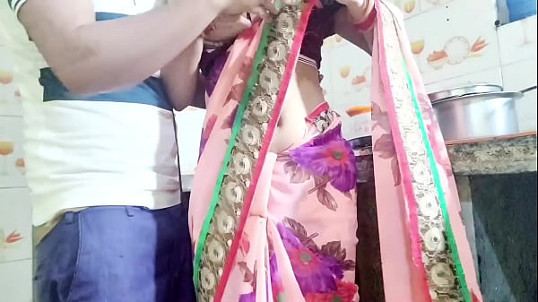 देसी भाभी बर्तन धो रही थी, तभी उसका देवर आया और बोला, “भाभी, तेरा चूत चाहिए, देगी क्या?” हिंदी ऑडियो में सुनो।